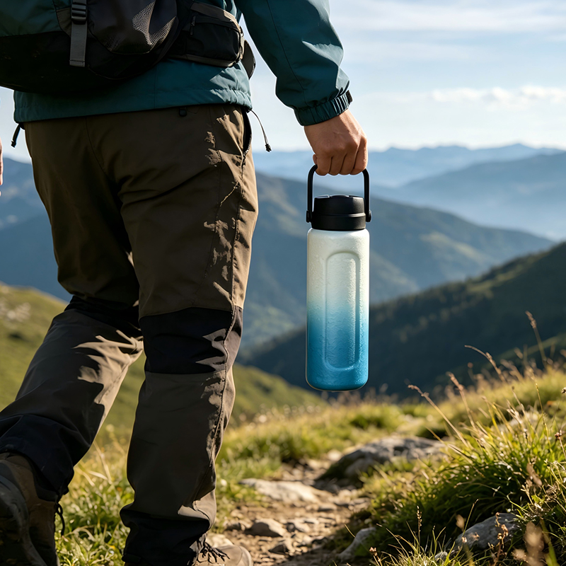 Botella de agua aislada de 800 ml con asa y pajita abatible