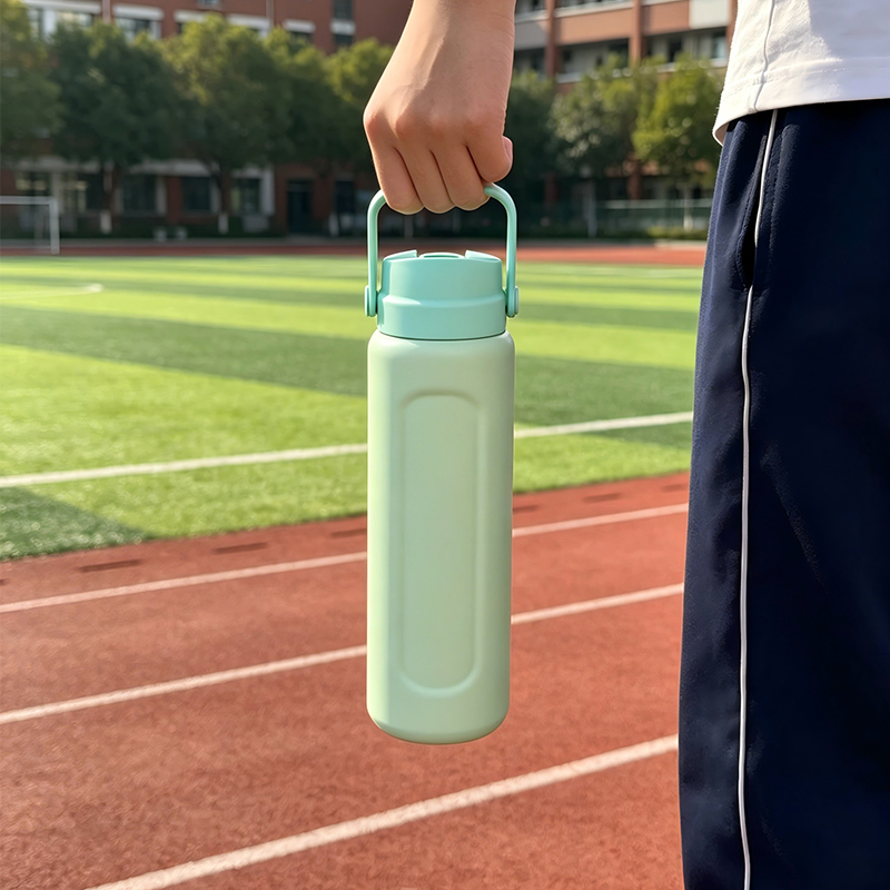 Botella de agua aislada de 800 ml con asa y pajita abatible